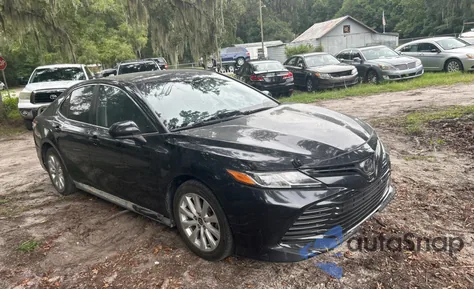 2020 Toyota Camry Le z USA, uszkodzony, nr VIN 4T1C11AK1LU999737